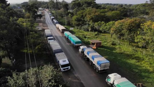 Con nuevo esquema de dólar, el campo acelera la cosecha y se llenan de camiones los puertos