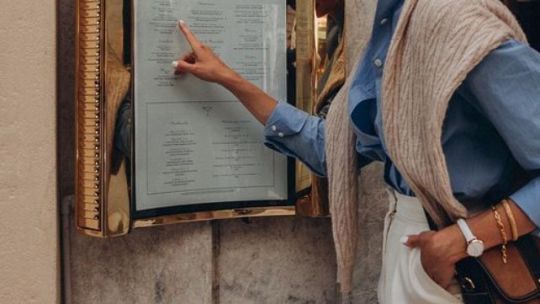 5 looks old money con sweater que querrás llevar en otoño