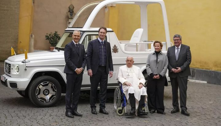 La FIA y el Automóvil Club Argentino rinden homenaje a la figura del Papa Francisco