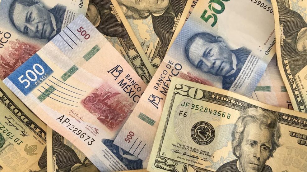 Dólares y pesos mexicanos
