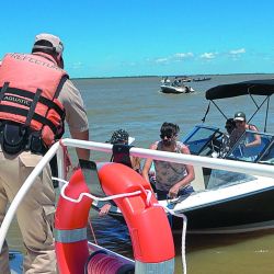 En grupo navegando por el río Paraná: todos alineados para no molestarse con las olas producidas.