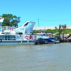 En grupo navegando por el río Paraná: todos alineados para no molestarse con las olas producidas.