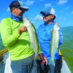 Pejerreyes pescados casi a flor de agua, que además de estar sobrados en porte resultaron muy combativos. 