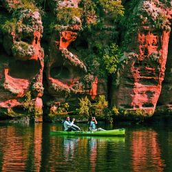A 100 km de la capital provincial, el Valle del Cóndor sorprende con propuestas gastronómicas que se complementan con navegación en kayak, mountain bike, trekking y hasta bajadas de rafting.
