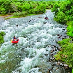 A 100 km de la capital provincial, el Valle del Cóndor sorprende con propuestas gastronómicas que se complementan con navegación en kayak, mountain bike, trekking y hasta bajadas de rafting.