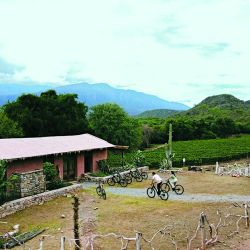 A 100 km de la capital provincial, el Valle del Cóndor sorprende con propuestas gastronómicas que se complementan con navegación en kayak, mountain bike, trekking y hasta bajadas de rafting.