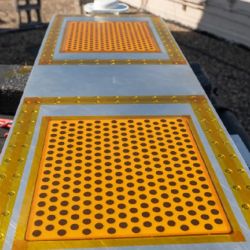 Los investigadores utilizan una antena de matriz de aerogel plana para comunicarse con un satélite geoestacionario sobre la Tierra durante pruebas en el Centro de Investigación Glenn de la NASA en Cleveland. 