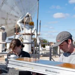 Sarah Dever y Mick Koch, ingenieros eléctricos del Centro de Investigación Glenn de la NASA, controlan una antena de arreglo en fase activa para apuntar hacia un satélite geoestacionario