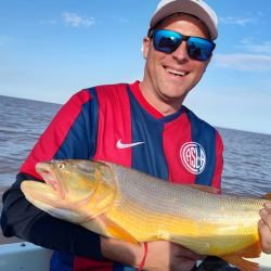 Si bien la temperatura del agua ha disminuido levemente, los dorados se ve que aún se sienten a gusto en la zona norte del Río de la Plata.