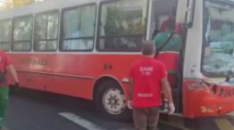 Un micro escolar chocó contra un camión en Parque Patricias