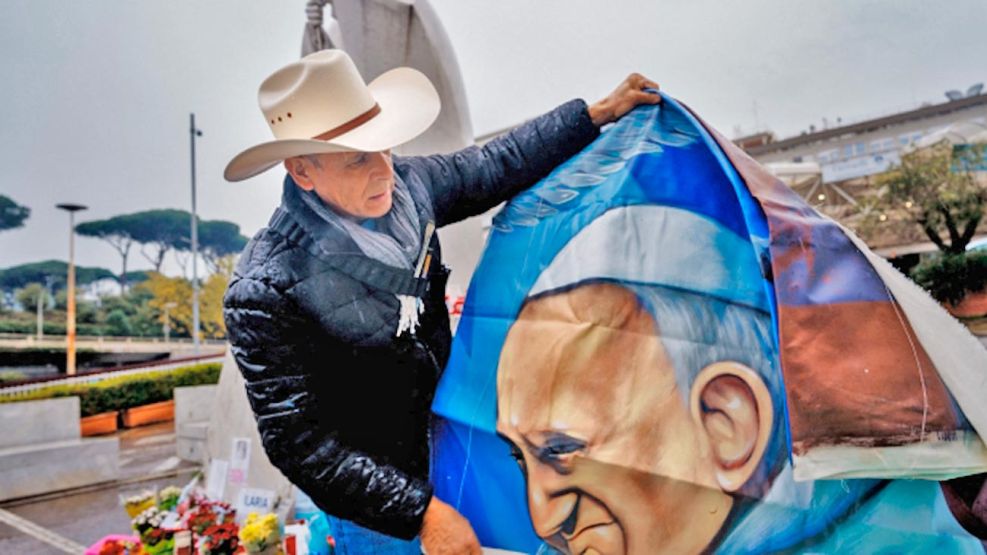 220425_papa_francisco_bandera_cedoc_g