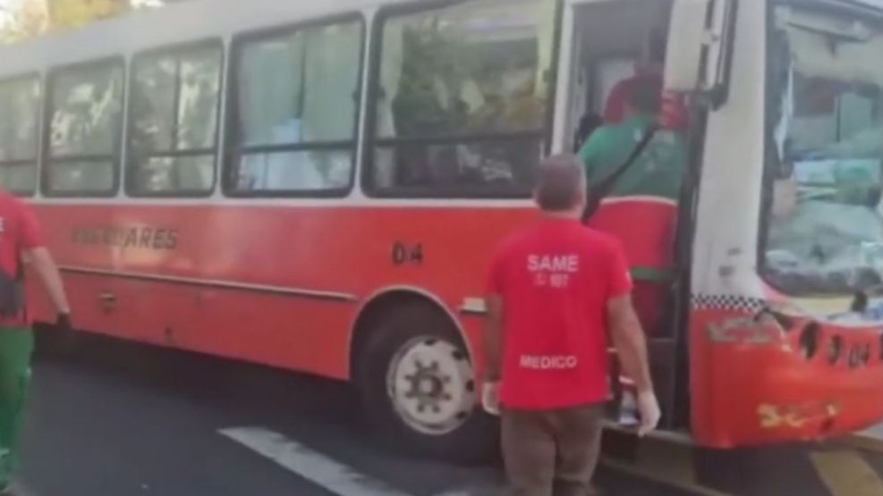 Un micro escolar chocó contra un camión en Parque Patricias