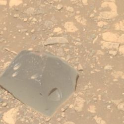 El contenido de hierro y níquel no se corresponde con el de los meteoritos conocidos.