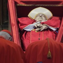 Cardenales rinden homenaje al Papa Francisco en la Basílica de San Pedro del Vaticano, donde su cuerpo permanecerá en el altar durante tres días. | Foto:Andrew Medichini / POOL / AFP
