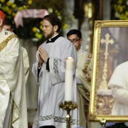 El cardenal Timothy Dolan (izq.), arzobispo de Nueva York, llega a la misa en honor del difunto papa Francisco en la Catedral de San Patricio de la ciudad de Nueva York. | Foto:KENA BETANCUR / AFP