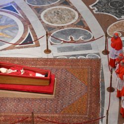 El cuerpo del Papa Francisco yace en capilla ardiente en la Basílica de San Pedro del Vaticano. | Foto:Alessandro Di Meo / POOL / AFP