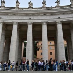 La gente hace fila en la Plaza de San Pedro, junto a la columnata, para rendir homenaje al difunto papa Francisco en el Vaticano. | Foto:ANDREJ ISAKOVIC / AFP