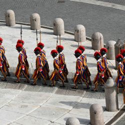 La guardia suiza marcha en fila en la Plaza de San Pedro antes de la llegada del féretro del difunto Papa. | Foto:ALBERTO PIZZOLI / AFP