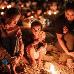 Los creyentes católicos lloran al Papa Francisco con velas en la Explanada de Tasitolu, donde el Papa celebró una misa en septiembre del año pasado, en Dili, Timor Oriental. | Foto:Yasuyoshi Chiba / AFP