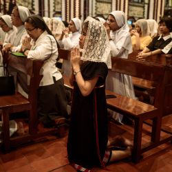 Los fieles rezan en memoria del difunto Papa Francisco en la Catedral de Santa María de Yangón. | Foto:Sai Aung Main / AFP