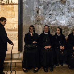 Monjas cristianas asisten a una misa en memoria del Papa Francisco en la Iglesia del Santo Sepulcro de Jerusalén. | Foto:JOHN WESSELS / AFP