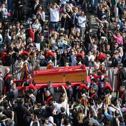 Portadores del féretro, junto a la Guardia Suiza, portan el féretro del difunto Papa Francisco junto a los asistentes en la Plaza de San Pedro, durante su traslado desde la capilla de Santa Marta a la Basílica de San Pedro, tras su fallecimiento en el Vaticano. | Foto:Isabella Bonotto / AFP