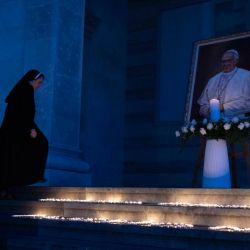 Una monja católica pasa junto a un retrato del difunto papa Francisco, expuesto en la Catedral de Santa Madre Teresa en Pristina, Kosovo. | Foto:ARMEND NIMANI / AFP