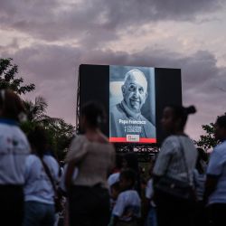 Una pantalla exterior muestra el retrato del Papa Francisco mientras los fieles católicos asisten a una misa en su honor en la Catedral de la Inmaculada Concepción, donde ofició una misa en septiembre del año pasado, en Dili, Timor Oriental. | Foto:Yasuyoshi Chiba / AFP