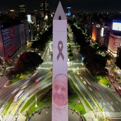 Vista aérea del obelisco iluminado con la imagen del difunto Papa Francisco en Buenos Aires. | Foto:LUIS ROBAYO / AFP