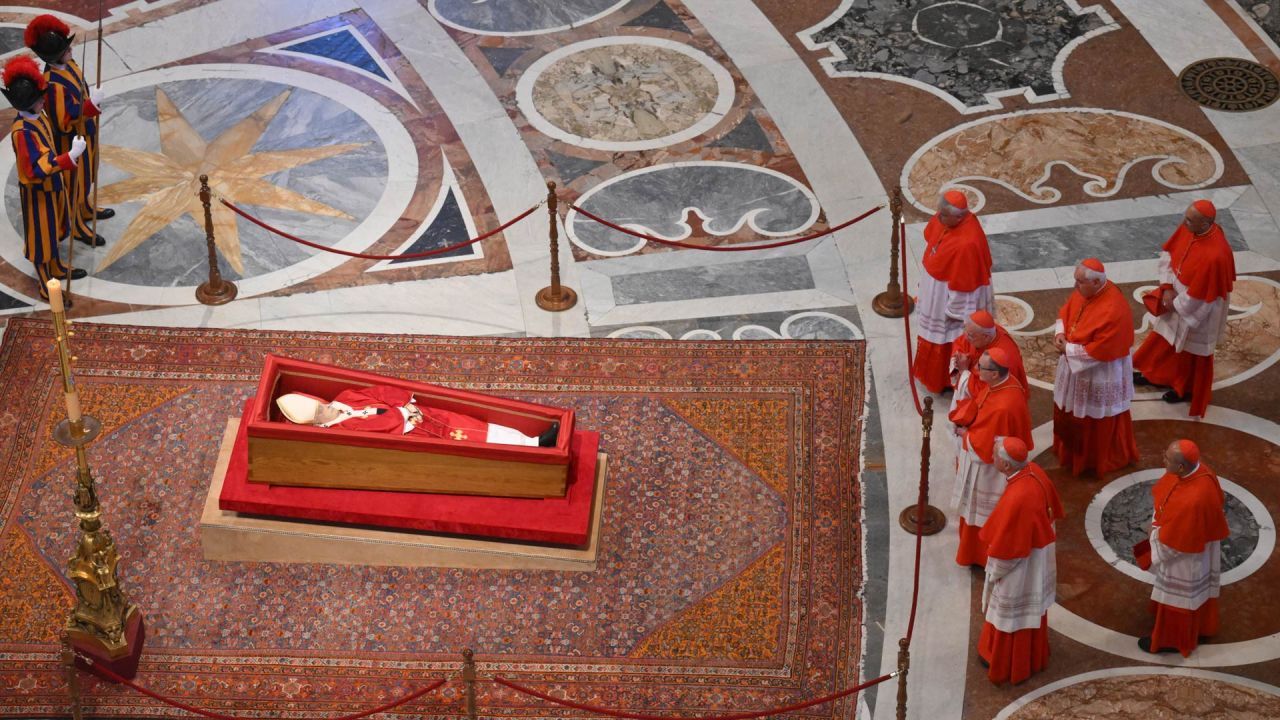 El cuerpo del Papa Francisco yace en capilla ardiente en la Basílica de San Pedro del Vaticano. | Foto:Alessandro Di Meo / POOL / AFP