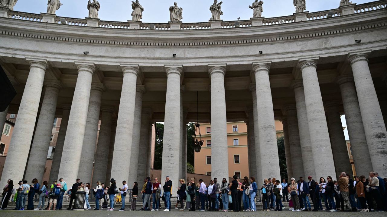 La gente hace fila en la Plaza de San Pedro, junto a la columnata, para rendir homenaje al difunto papa Francisco en el Vaticano. | Foto:ANDREJ ISAKOVIC / AFP