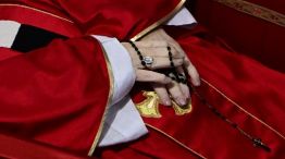 Circularon las primeras imágenes del papa Francisco en el féretro.  