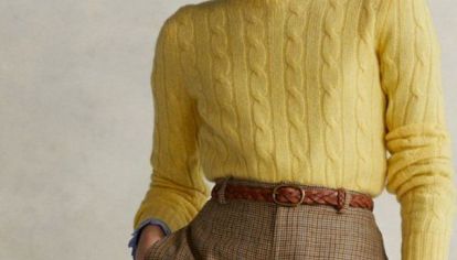 Con características de los uniformes de college americano y algunas figuras y accesorios insignia, este estilo que revive cada ciertas décadas, se ve en el street style del 2025