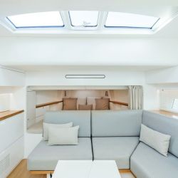 La principal novedad de este diseño es que su cubierta es disfrutable al aire libre gracias a su gran techo panorámico plegable.