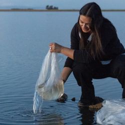 Estas acciones resultan fundamentales para la conservación de la especie y el fortalecimiento del ecosistema acuático, promoviendo la pesca deportiva como una actividad recreativa sostenible.