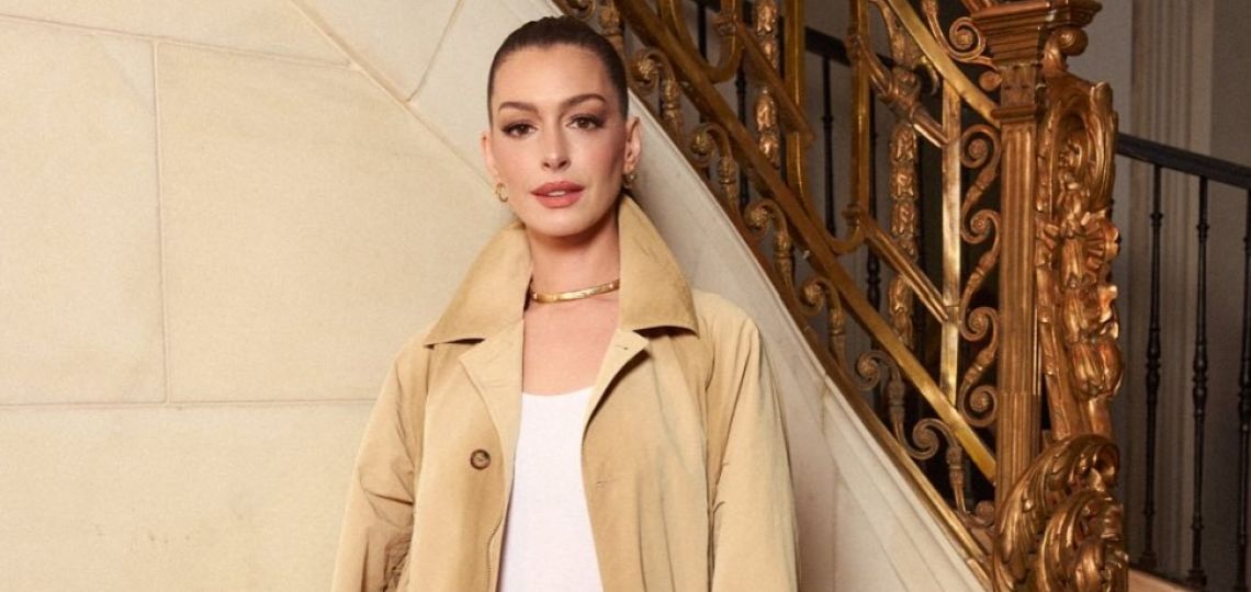 Anne Hathaway tiene los jeans con brillos dorados más trendy de la temporada