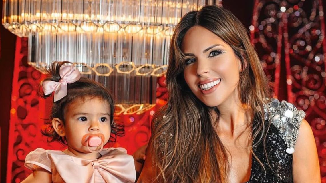 ¡La Pequeña Fashionista! Sarah Burlando, Hija de Barby Franco, Deslumbra con su Look Urbano a los 2 Años