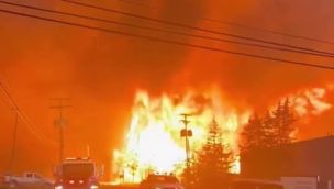 El incendio esta creciendo muy rápido.