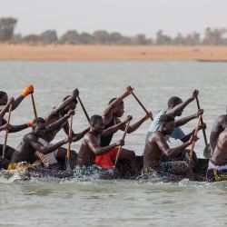 Competidores reman durante la carrera de piraguas en el Festival Fesmamas en Markala. El festival Fesmamas se creó en 1993 y busca promover la tradición ancestral de máscaras y títeres, conocida como "Sogo Bo", inscrita en la Lista Representativa del Patrimonio Cultural Inmaterial de la Humanidad de la UNESCO en 2014. | Foto:OUSMANE MAKAVELI / AFP