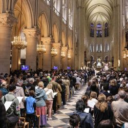 Los fieles asisten a una misa solemne en memoria del difunto papa Francisco en la víspera de su funeral, en la catedral de Notre Dame de París. | Foto:Thomas Samson / AFP