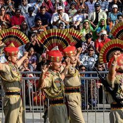 Personal de la Fuerza de Seguridad Fronteriza de la India (BSF) actúa durante la ceremonia de retirada en los pasos fronterizos entre India y Pakistán, en el puesto fronterizo de Wagah, a unos 35 km de Amritsar. | Foto:Narinder Nanu / AFP