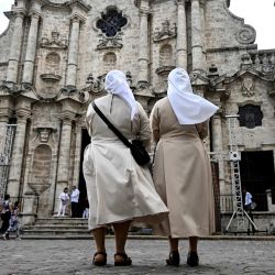 Religiosas asisten a una misa en memoria del difunto Papa Francisco en la Catedral de La Habana. | Foto:YAMIL LAGE / AFP