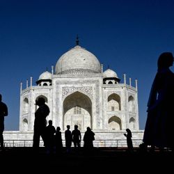 Turistas visitan el Taj Mahal en Agra. | Foto:ARUN SANKAR / AFP