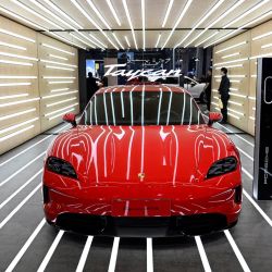 Un Porsche GTS se exhibe durante la 21.ª Exposición Internacional de la Industria Automotriz de Shanghái, en el Centro Nacional de Exposiciones y Convenciones de Shanghái. | Foto:Wang Zhao / AFP