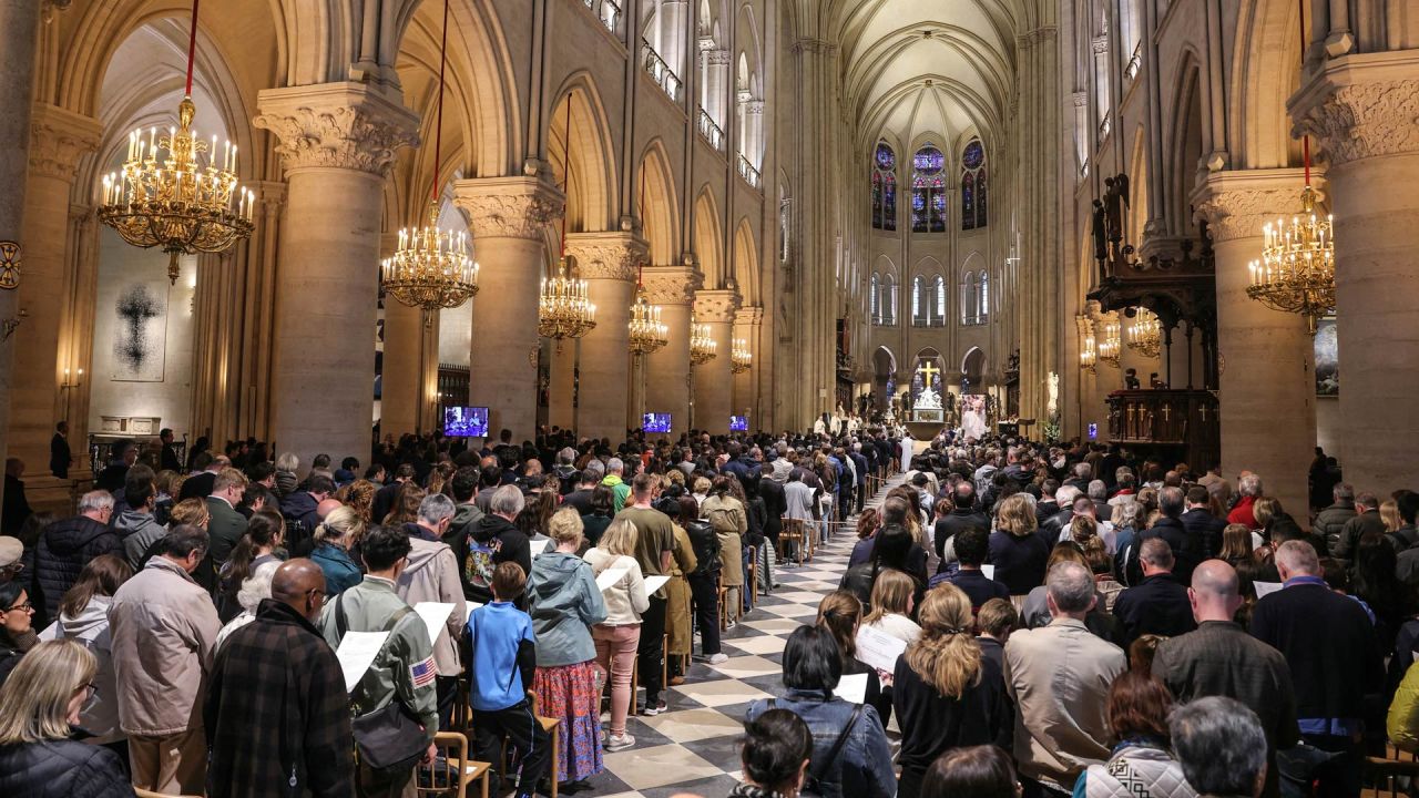 Los fieles asisten a una misa solemne en memoria del difunto papa Francisco en la víspera de su funeral, en la catedral de Notre Dame de París. | Foto:Thomas Samson / AFP