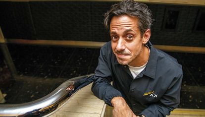 El multifacético actor, comediante y mago, se lanza a una nueva aventura en el teatro. Paternidad y lado lúdico.
