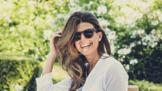 Juliana Awada con jeans y tacos en punta revive la tendencia Y2K