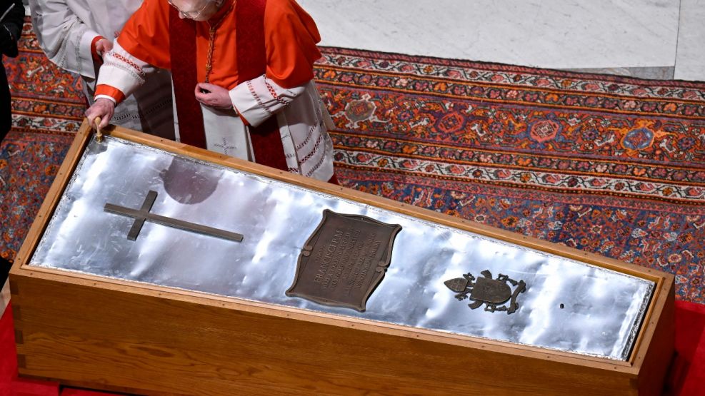 20250425 Cerraron el féretro del papa Francisco