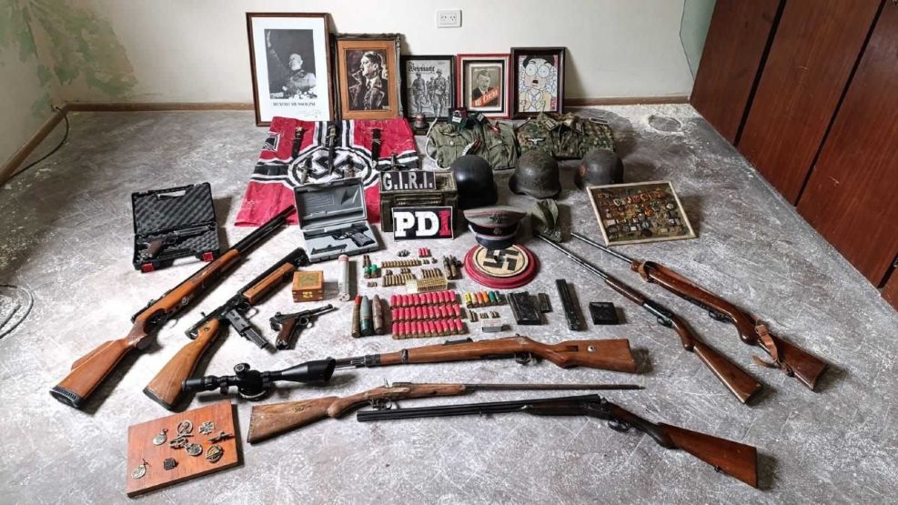 Rosario: encontraron armas y objetos con símbolos nazi 20250425