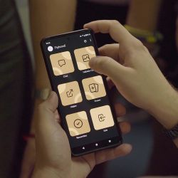 Flybondi incorpora Háblalo, la app creada por Asteroid Technologies diseñada para derribar barreras comunicacionales.
